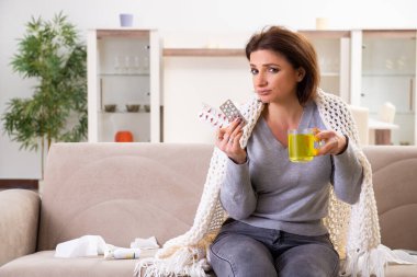 Hasta orta yaşlı kadın evde acı çekiyor.