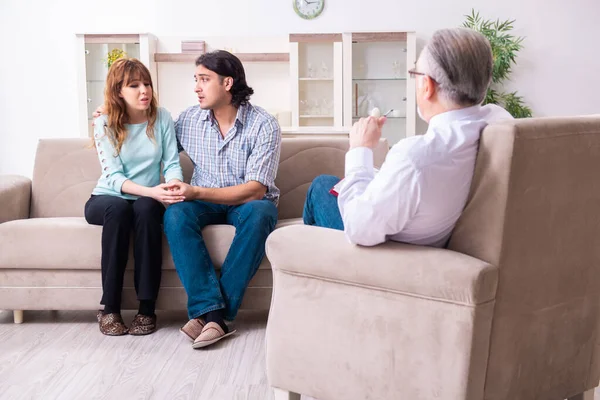 Young pair visiting experienced doctor psychologist — Stock Photo, Image