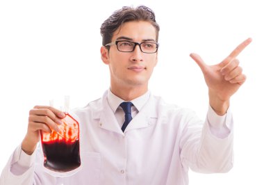 Kan bağışı konsepti olan doktor beyaza izole edilmiş.