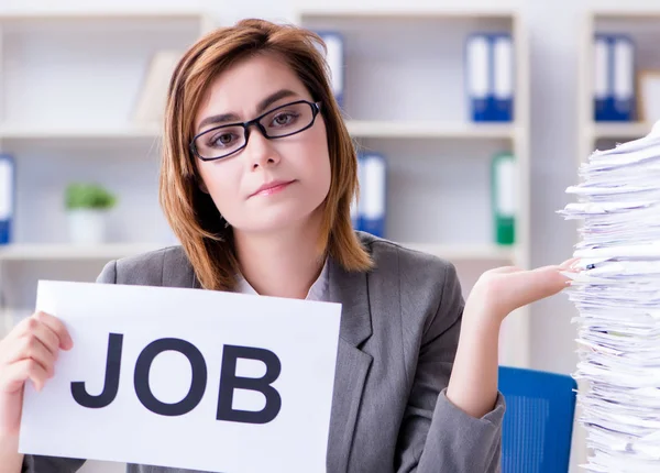 Femme d'affaires travaillant dans le bureau — Photo