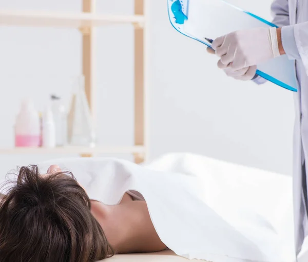 Police coroner examining dead body corpse in morgue — Stock Photo, Image