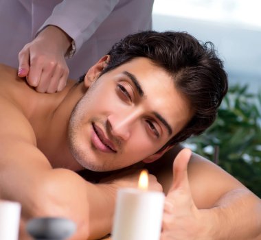 Kaplıca sırasında genç yakışıklı bir adam.