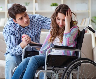 Tekerlekli sandalyedeki çaresiz kişi