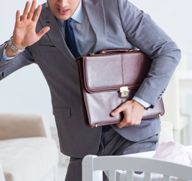 Genç işadamı yeni doğduktan sonra evde çalışmaya çalışıyor.