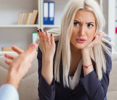 Genç bir kadın, psikiyatrist erkek doktoru muayene ediyor.