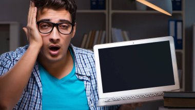 Sınavlara hazırlanan öğrenci gece geç saatte evde olacak.