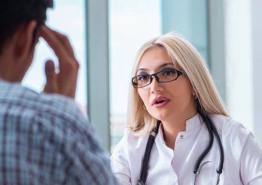 Hastanedeki hasta muayene için doktoru ziyaret ediyor.