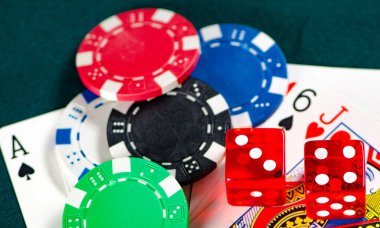 Kumarhane masasında fişler ve kartlar