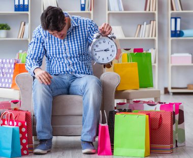 Evden alışveriş yaptıktan sonra genç adam.