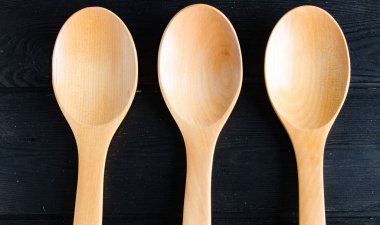 Tahta kaşıklar masaya düzenlenmiş