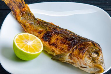 Kızarmış balık tabakta servis edilir.