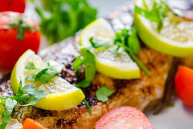 Kızarmış balık tabakta servis edilir.