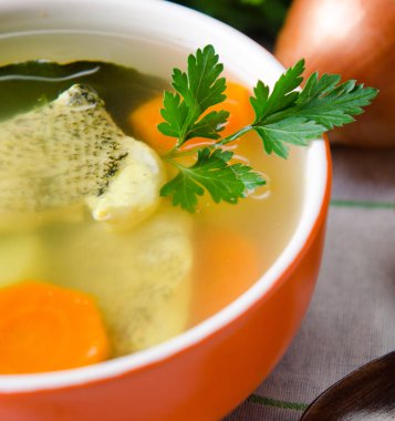 Tabakta servis edilen balık çorbası.