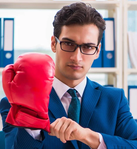 Uomo d'affari con i guanti da boxe arrabbiato in ufficio — Foto Stock