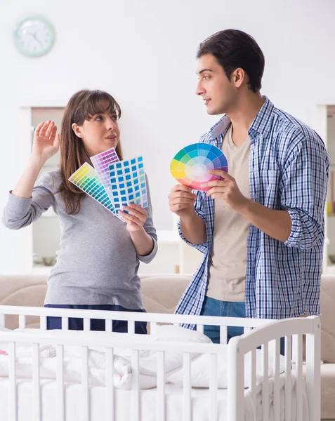 Giovani genitori che aspettano il loro primo bambino — Foto Stock