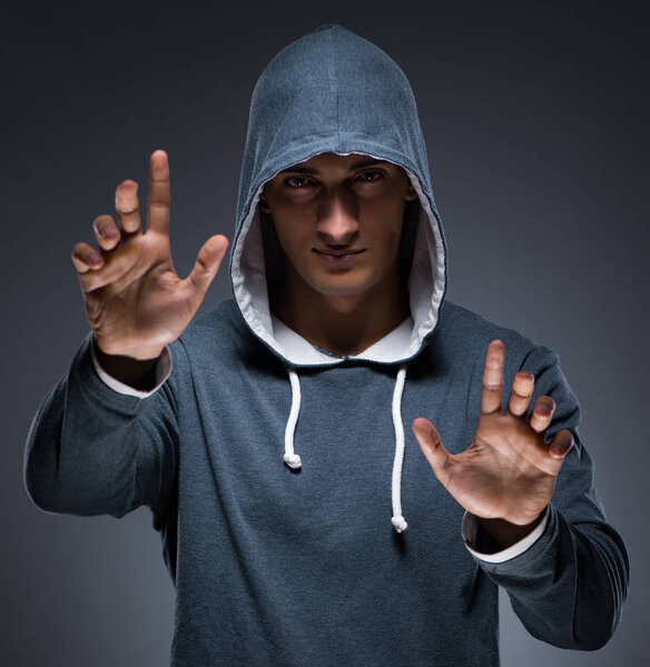 Молодой человек в толстовке нажимает виртуальные кнопки