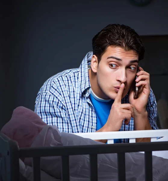 Glücklicher Vater kümmert sich nachts um Neugeborenes — Stockfoto