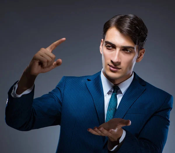 Empresario presionando botones virtuales sobre fondo gris —  Fotos de Stock