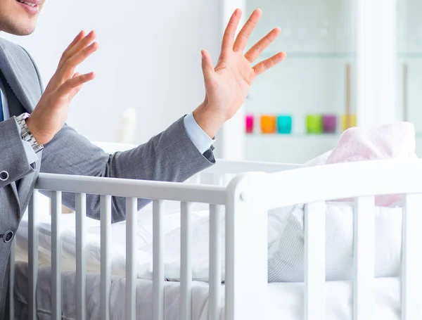 Young businessman trying to work from home caring after newborn — Stock Photo, Image