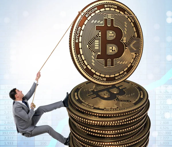 Geschäftsmann klettert auf Bitcoin-Stapel — Stockfoto