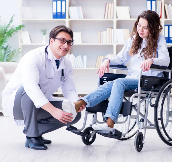 坐轮椅的残疾人士定期求诊医生 — 图库照片
