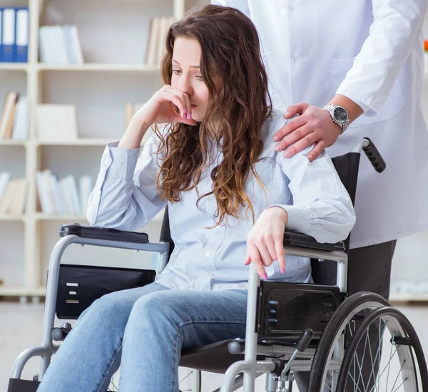 Paciente discapacitado en silla de ruedas que visita al médico para control regular —  Fotos de Stock