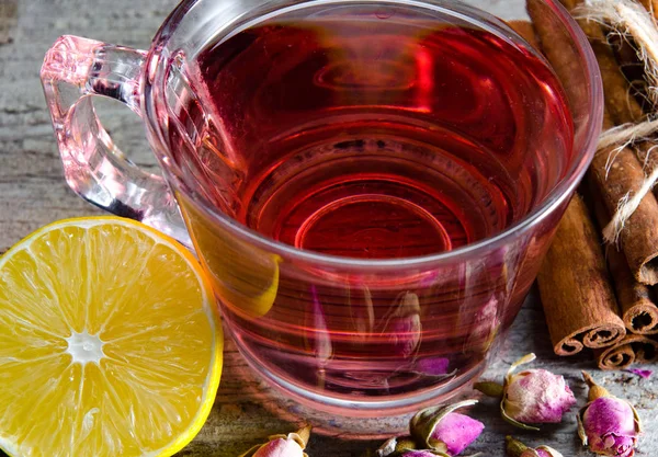 Früchtetee in der Tasse auf dem Tisch — Stockfoto