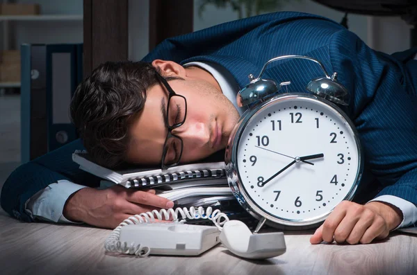 Uomo d'affari che fa gli straordinari lunghe ore in ritardo in ufficio — Foto Stock