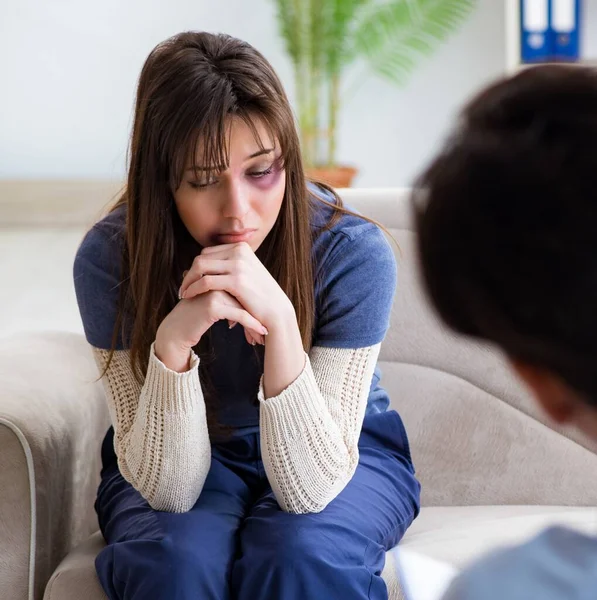 Psycholoog counseling vrouw geslagen door echtgenoot — Stockfoto