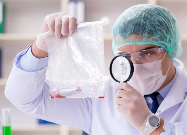 Investigatore forense che lavora in laboratorio sulle prove del crimine — Foto Stock