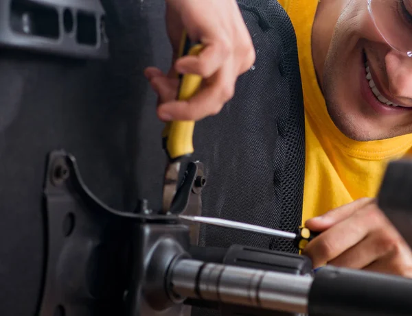 Mobilya tamircisi sandalyeyi tamir etmeye çalışıyor. — Stok fotoğraf