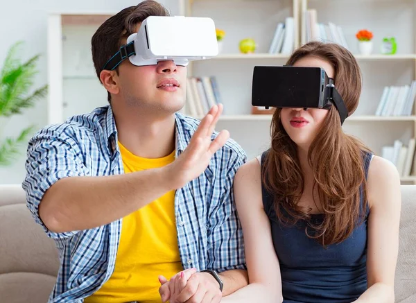 Jovem família jogando jogos com óculos de realidade virtual — Fotografia de Stock
