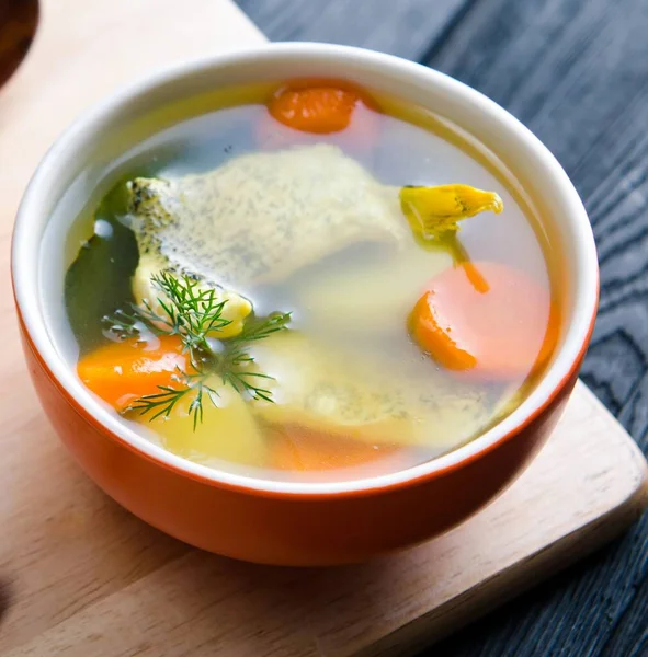 Sopa de peixe servida na mesa em prato — Fotografia de Stock