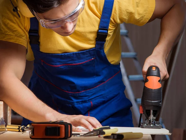 Lavoratore che lavora in officina di riparazione nel concetto di lavorazione del legno — Foto Stock