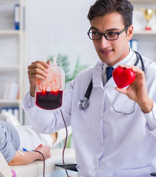 Patient getting blood transfusion in hospital clinic — Stock Photo, Image