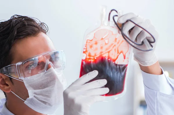 Médico trabajando con muestras de sangre en el laboratorio de la clínica hospitalaria —  Fotos de Stock
