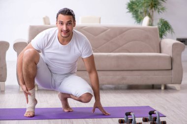 Evde egzersiz yapan adam yaralandı