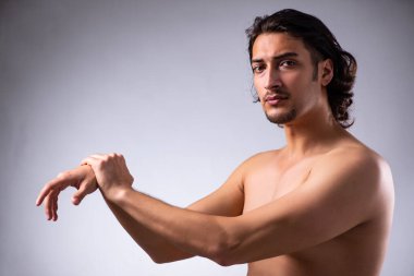 Genç adam üst bacak ağrısından muzdarip.