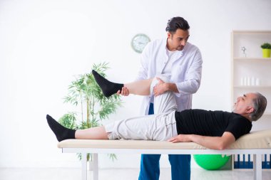 Yaşlı adam genç doktoru ziyaret ediyor.