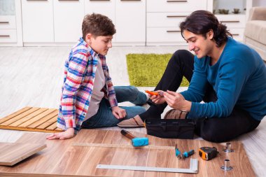 Genç marangoz oğluna öğretiyor