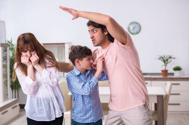 Karı-koca ve çocukla aile içi anlaşmazlık