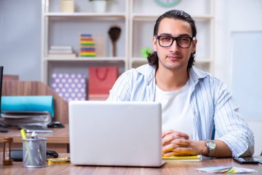 Ofiste çalışan genç erkek tasarımcı.