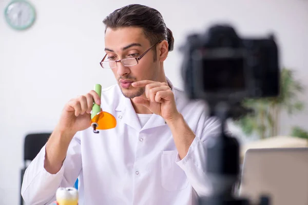 Jeune médecin dentiste enregistrement vidéo pour son blog — Photo