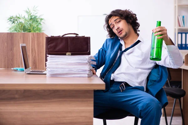 Junger betrunkener Angestellter im Büro — Stockfoto