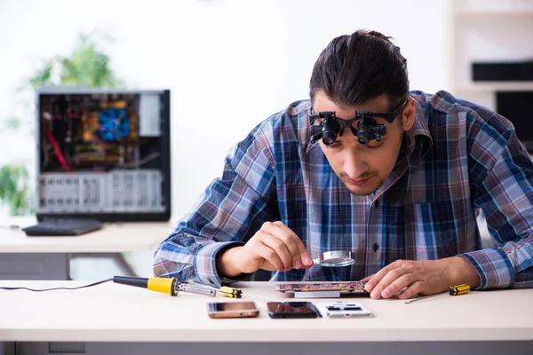 Ung stilig tekniker reparera mobiltelefon — Stockfoto