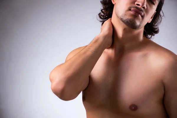 Joven que sufre de dolor de cuello —  Fotos de Stock