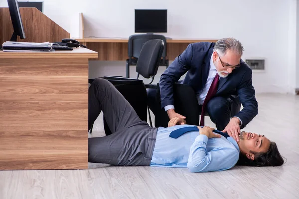 Empregado masculino que sofre de ataque cardíaco no escritório — Fotografia de Stock