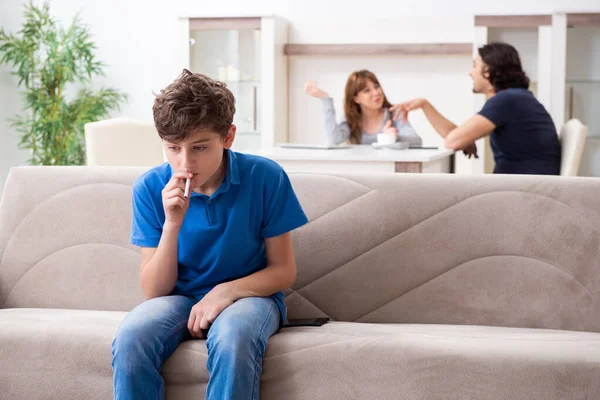 Concepto de fumador menor de edad con niño y familia — Foto de Stock