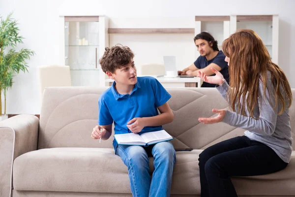 Concept van minderjarig roken met jonge jongen en gezin — Stockfoto