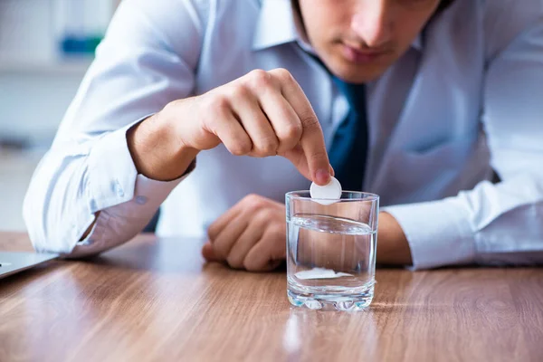 Homem doente empregado sofrendo no escritório — Fotografia de Stock